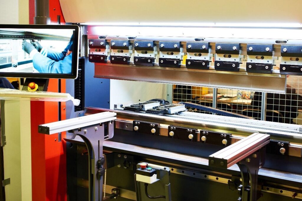 O papel da tecnologia na customização de produtos de conformação. 2 Exemplo de dobradeira CNC