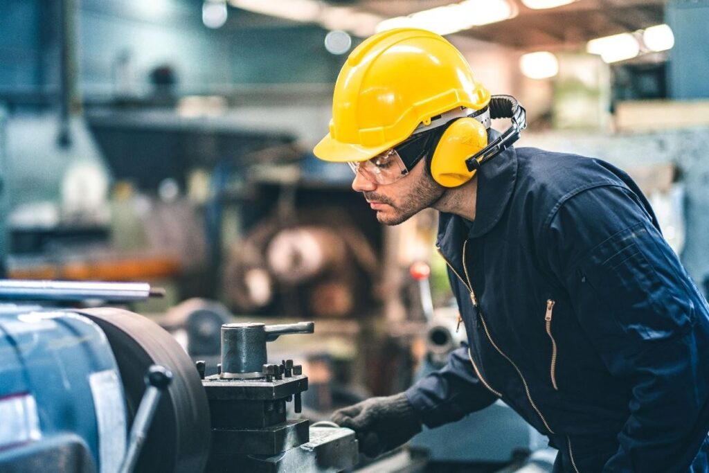 A importância do treinamento contínuo para operadores de máquinas 2 Seguranca na operacao de maquinas