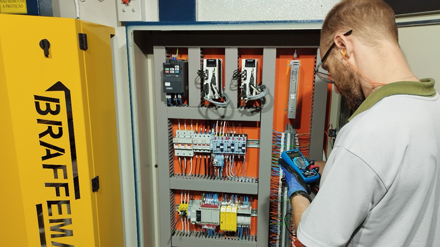 Dobradeira Braffemam PVH 125Tx3200: Precisão, Robustez e Alta Produtividade para a Indústria Metalúrgica 8 Assistência